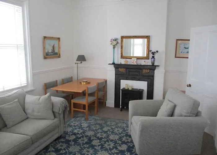 Lovely Spacious 3 Bedded First Floor Apartment