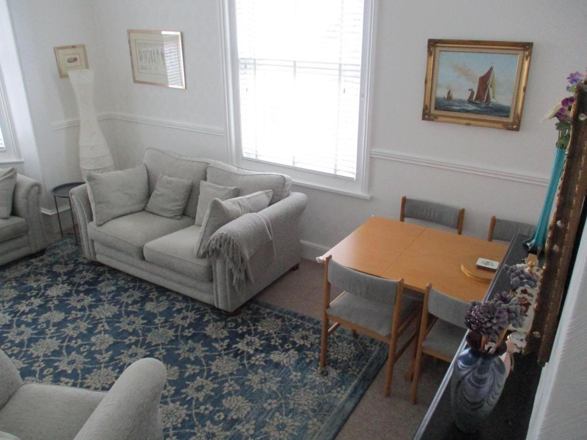 Apartment Lovely Spacious 3 Bedded First Floor *